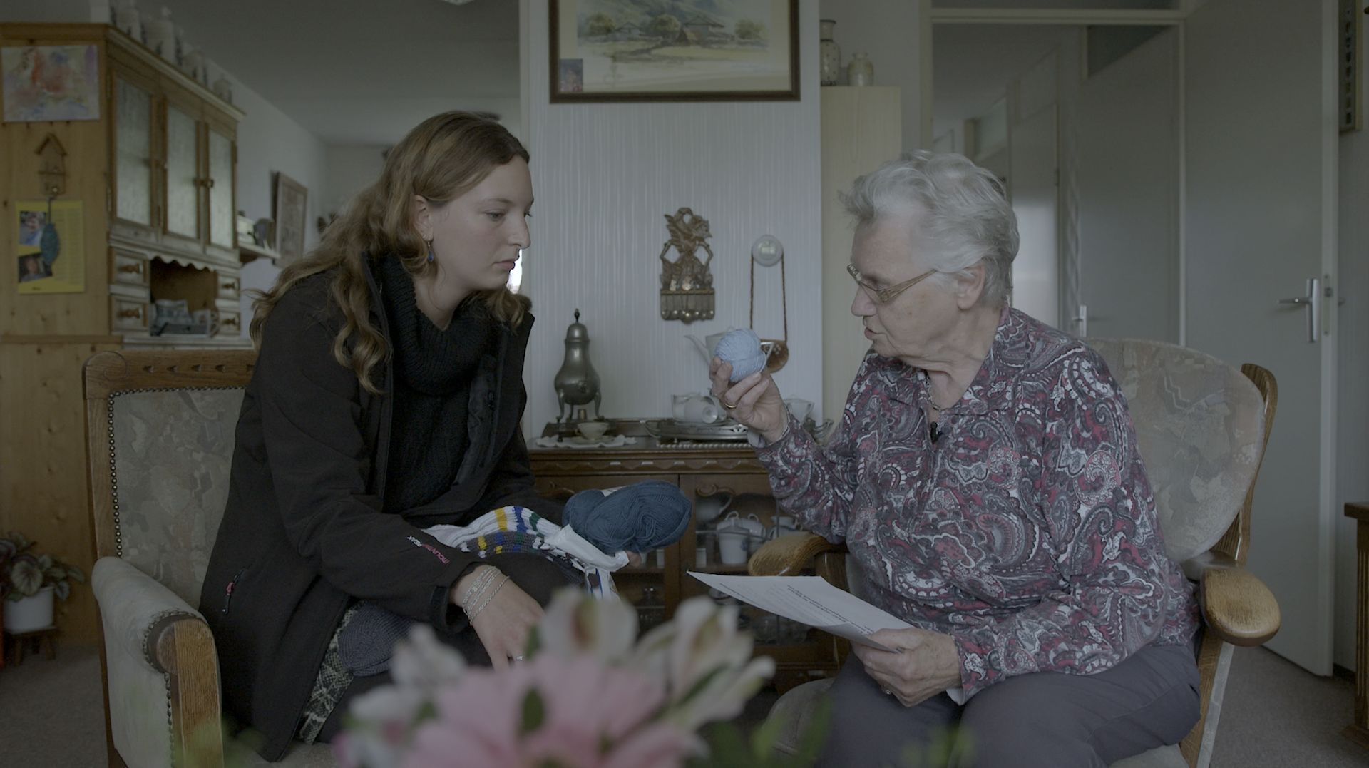 Elize een kunstenares uit Amsterdam, discussieert met mevr. Pol uit Ulrum over haar sokkenproject.xs